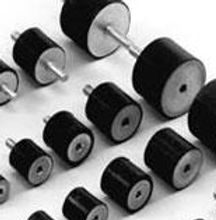 Beyaz arka plan üzerinde, farklı boyutlarda silindirik yapıda, siyah kauçuk gövdeli ve metal vidalı bağlantı uçlarına sahip çok sayıda vibrasyon takozu.