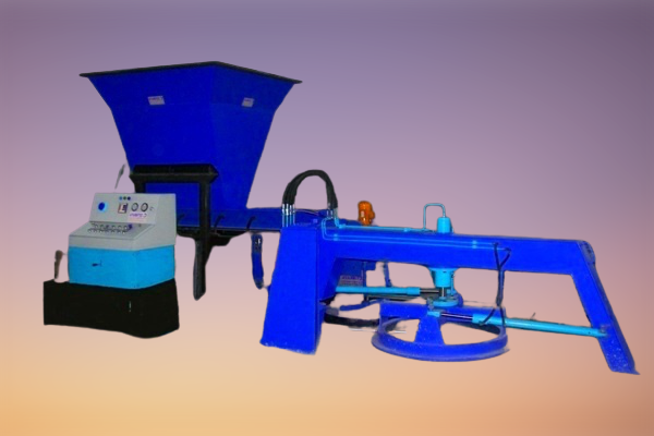 Mavi renkli, kontrol paneline sahip, huni şeklinde beton yükleme haznesi bulunan endüstriyel baca tabanı üretim makinesi.