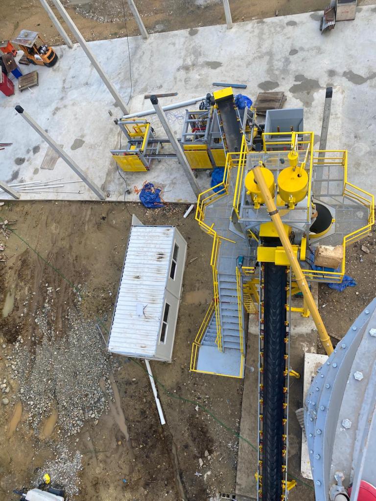 Beton blok makinesi yerleşim sahasından bir görünüm RDC- Demokratik Kongo Cumhuriyeti