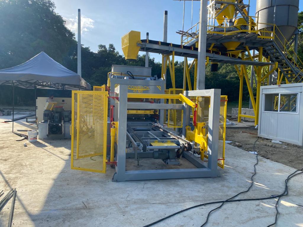 Beton blok makinesi, Briket makinesi BlockKing-42MS modeli Demokratik Kongo Cumhuriyetinde üretime hazır.