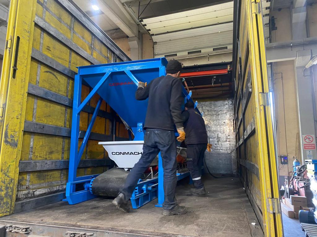 Briket Makinesi  BlockKing-12MS (Beton Blok Makinesi) Doğu Avrupa ülkesi Sırbistan'ın Niş kentine tüm ekipmanları ile gönderildi.  Gönderi içerisinde 0,25 m3 pan mikser, 2x5 m3 agrega bunkerleri, ön istifleyici robot, çimento püskürtme ünitesi ve 6 adet kalıp yer aldı.