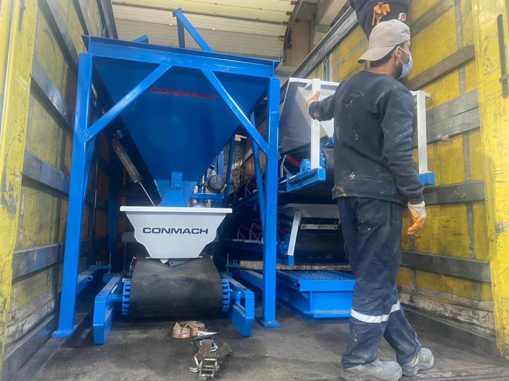 Briket Makinesi  BlockKing-12MS (Beton Blok Makinesi) Doğu Avrupa ülkesi Sırbistan'ın Niş kentine tüm ekipmanları ile gönderildi.  Gönderi içerisinde 0,25 m3 pan mikser, 2x5 m3 agrega bunkerleri, ön istifleyici robot, çimento püskürtme ünitesi ve 6 adet kalıp yer aldı.