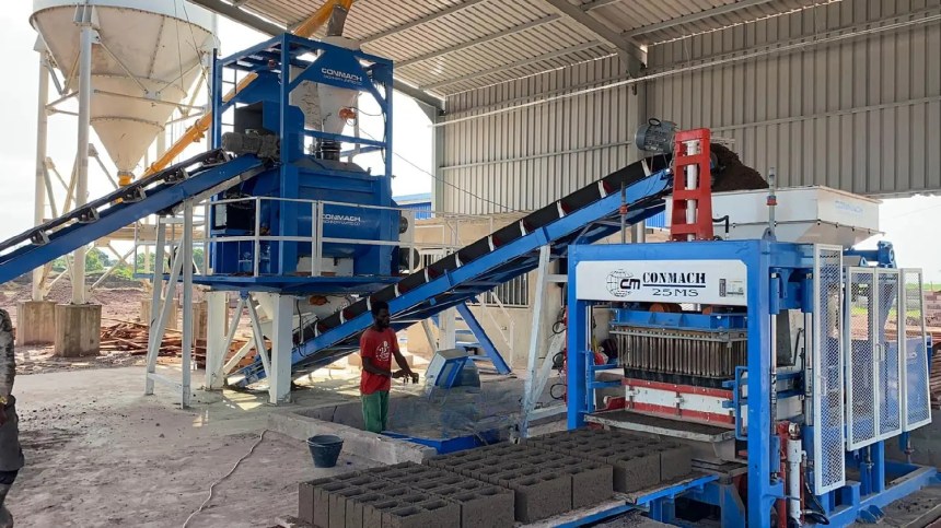 : conmach-otomatik-beton blok makinesi üretim hattı. Makinenin çalışma sahasındaki profesyonel kurulumunu ve büyük ölçekli üretim kapasitesini potansiyel müşterilere sergileyerek teknik güven oluşturmaktır.