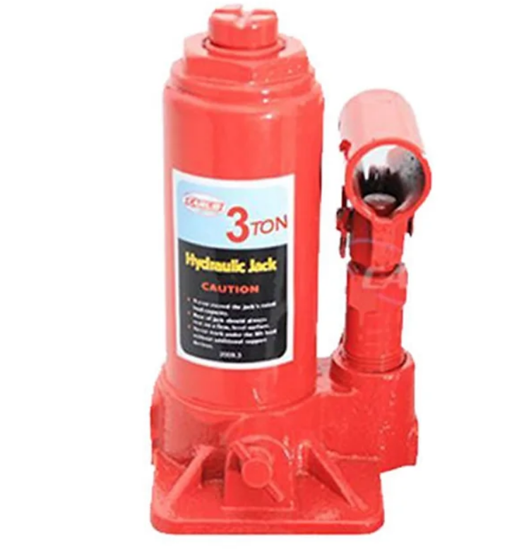 Beyaz arka plan üzerinde dik duran, kırmızı renkli, 3 ton kapasiteli şişe tipi hidrolik kriko. Üzerinde ürün bilgilerini içeren siyah ve sarı yazılı bir etiket bulunmaktadır.